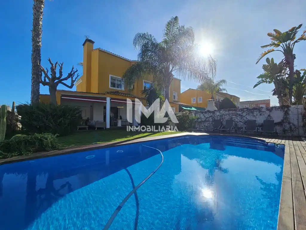 Vista exterior de Casa adosada en venta en La Pobla de Vallbona con Aire acondicionado, Calefacción y Jardín privado