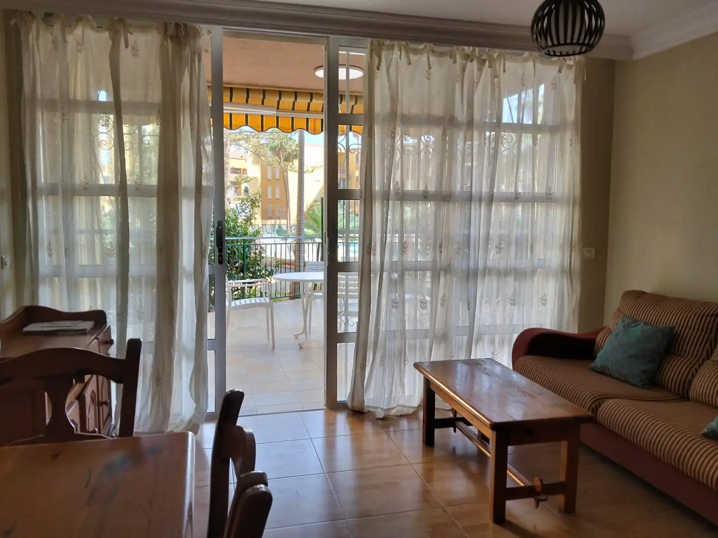 Erdgeschoss zur Miete in Arona mit Terrasse, Möbliert und Ofen