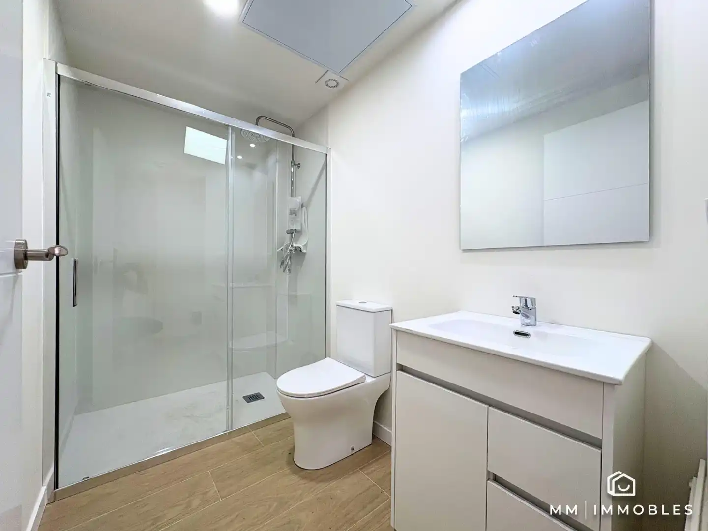 Badezimmer von Erdgeschoss zum Verkauf in Canovelles mit Heizung, Parkett und Balkon