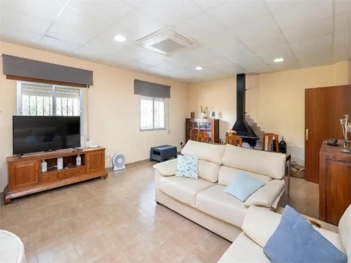 Sala d'estar de Casa o xalet en venda en Huétor de Santillán amb Aire condicionat, Piscina i Balcó