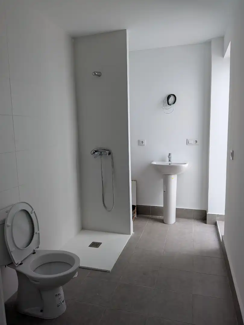 Badezimmer von Wohnung zur Miete in Dos Hermanas mit Klimaanlage, Heizung und Balkon
