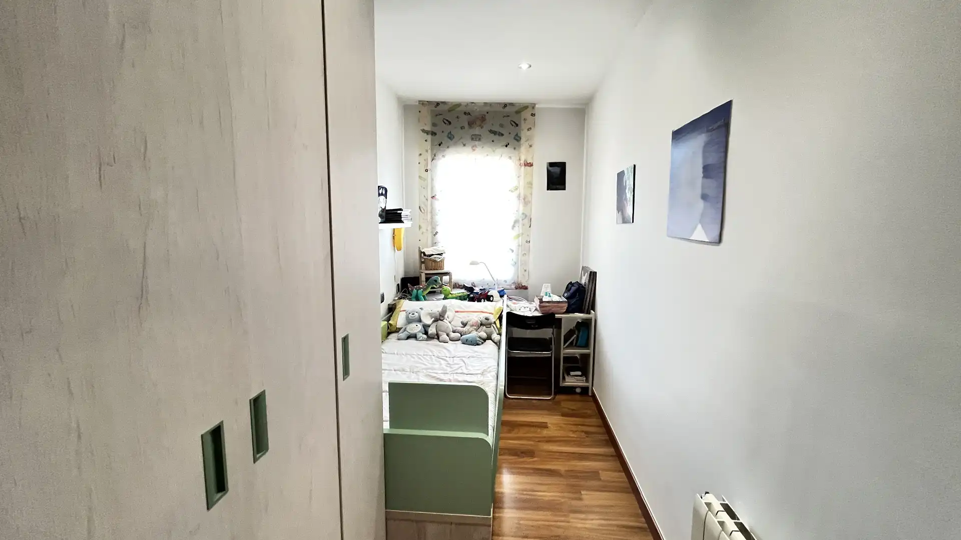 Schlafzimmer von Einfamilien-Reihenhaus zum Verkauf in Santa Coloma de Cervelló mit Klimaanlage, Heizung und Parkett