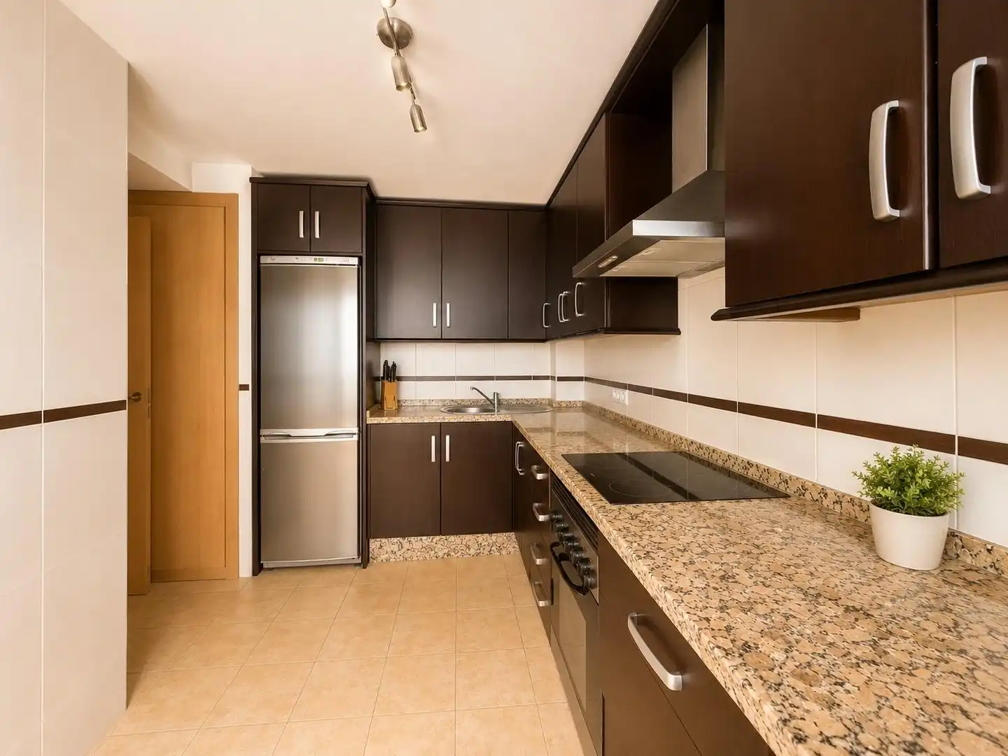 Cocina de Piso en venta en Málaga con Terraza, Trastero y Piscina comunitaria
