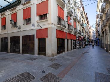 Local comercial de lloguer a Reyes Católicos 30