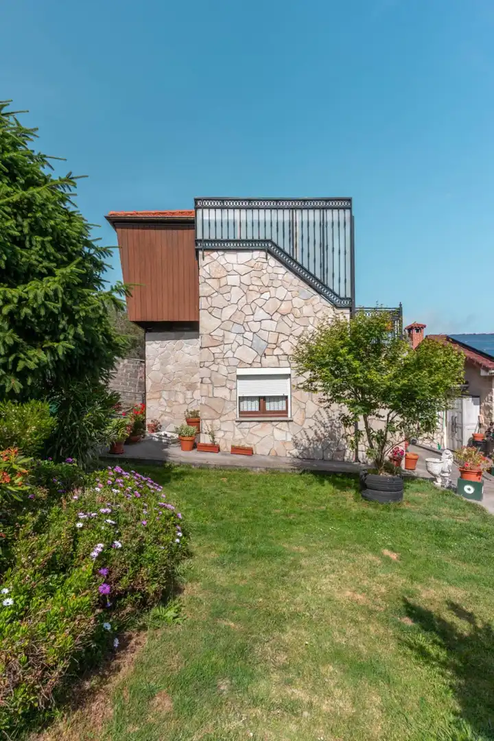 Vista exterior de Casa o xalet en venda en Muros de Nalón amb Calefacció, Jardí privat i Terrassa