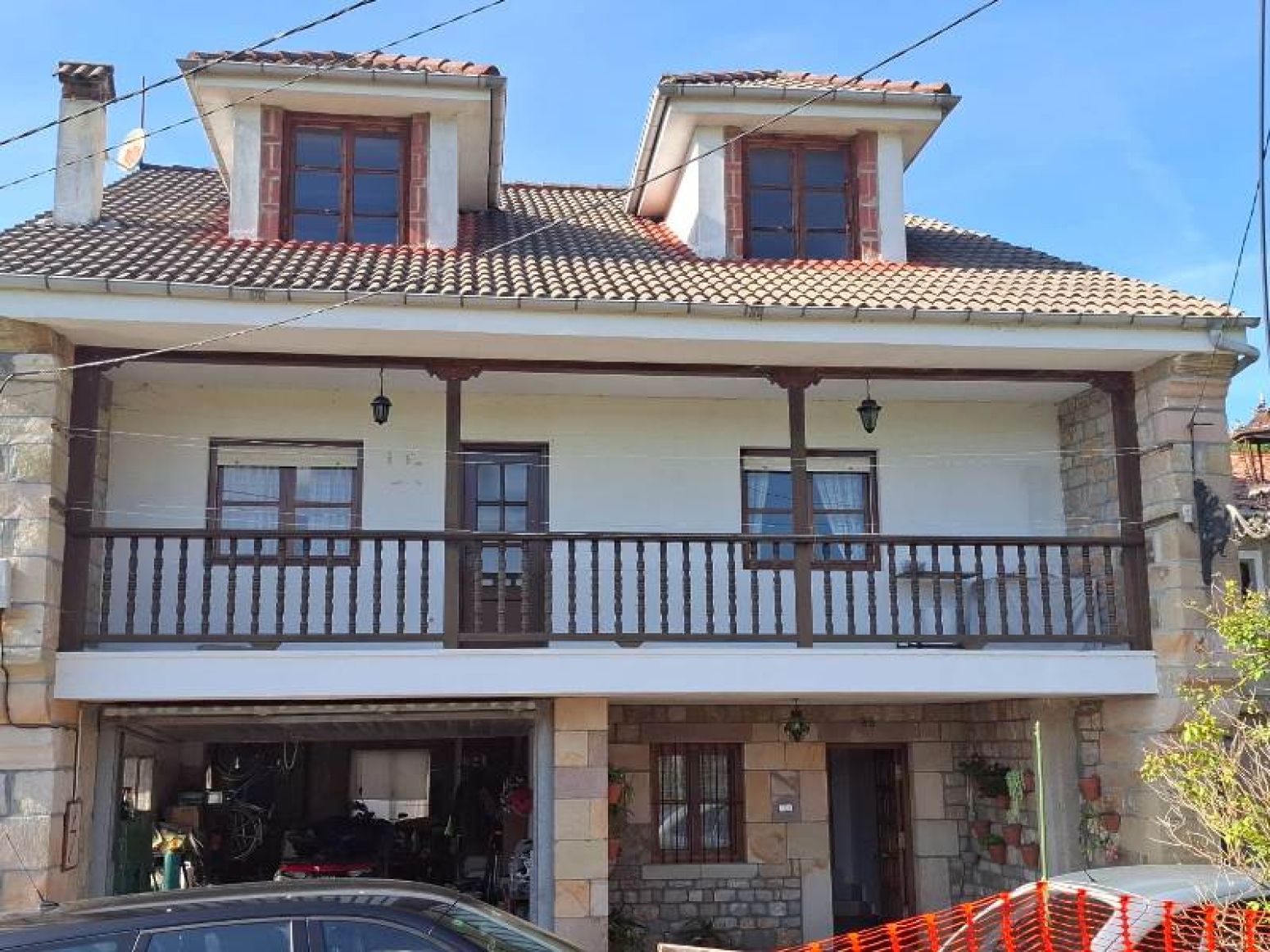 Vista exterior de Casa adosada en venda en Udías amb Calefacció, Jardí privat i Moblat