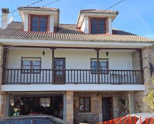 Vista exterior de Casa adosada en venda en Udías amb Calefacció, Jardí privat i Moblat