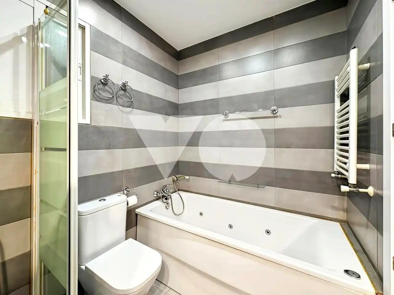 Bathroom of Ground floor for sale in Madrid  with Air Conditioner, Heating and Private garden