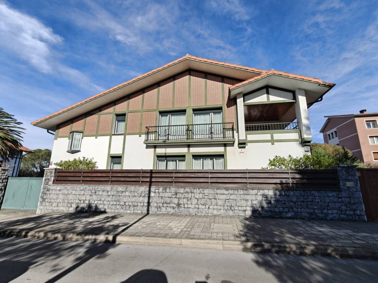 Vista exterior de Casa o xalet en venda en Leioa amb Jardí privat i Terrassa