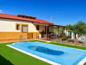 Casa rústica amb piscina en venda a Alcuéscar