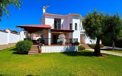 Vista exterior de Casa o xalet en venda en Estepona amb Aire condicionat, Jardí privat i Terrassa