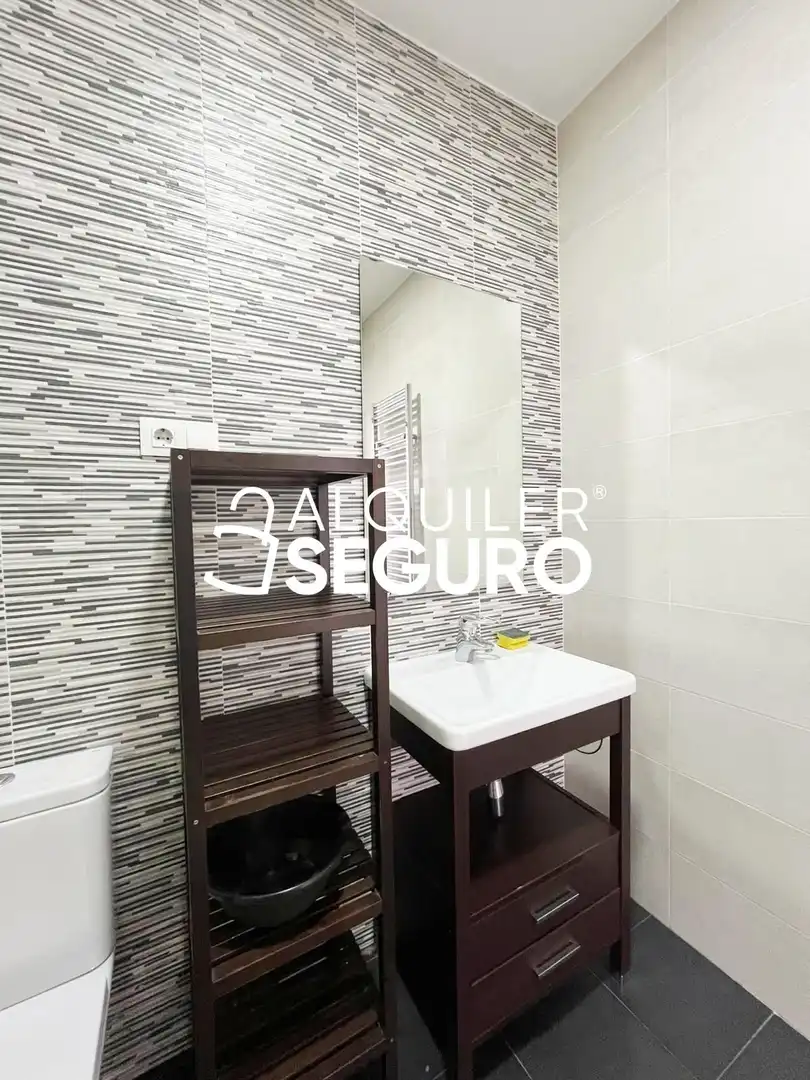 Bathroom of Flat for rent in Madrid  with Heating and Furnished