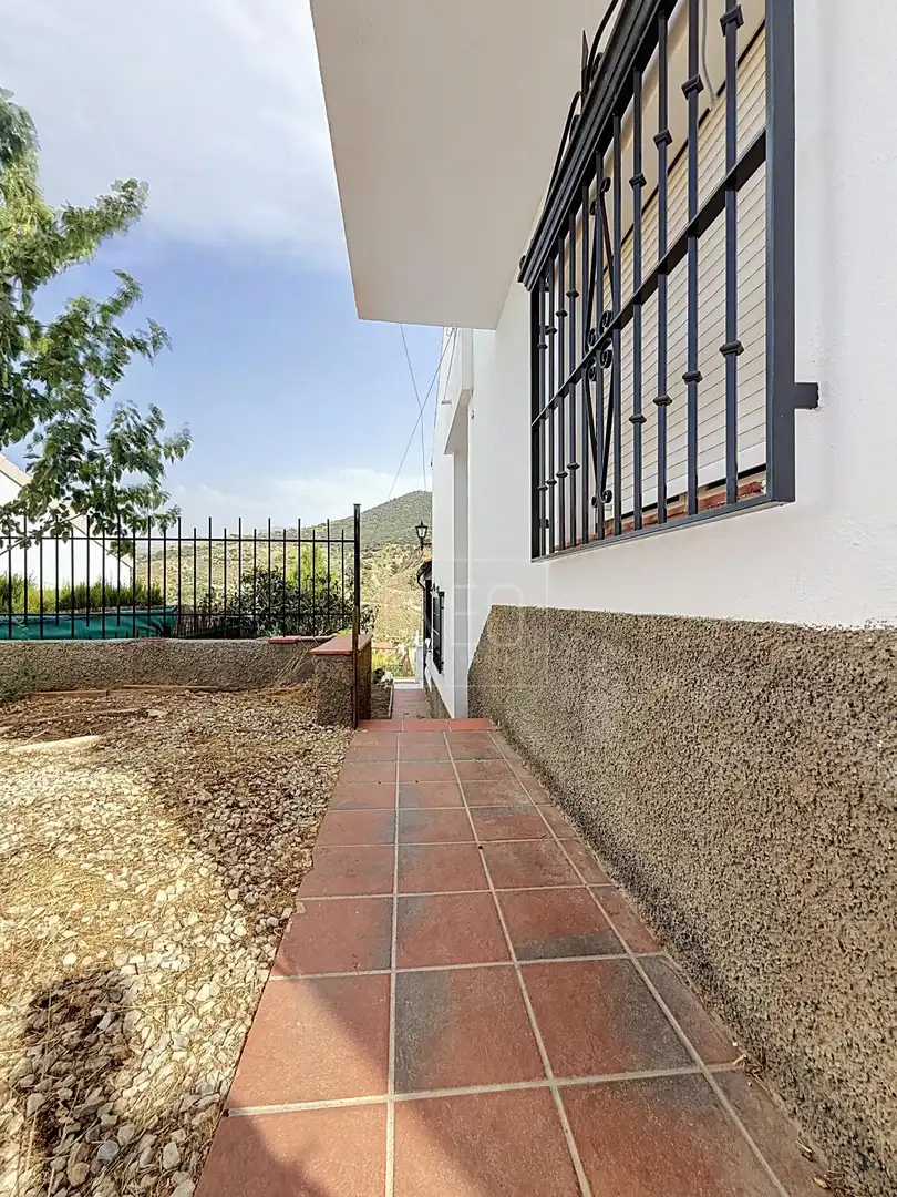 Vista exterior de Casa o xalet en venda en Pinos Genil amb Aire condicionat, Calefacció i Terrassa