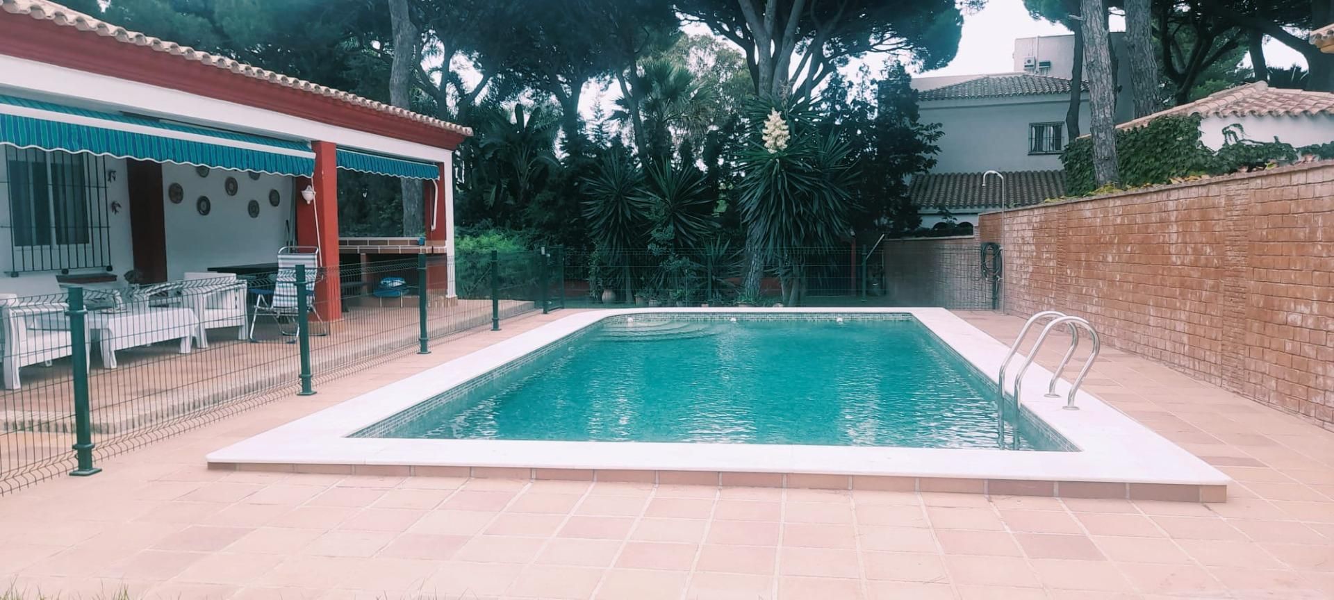 Piscina de Casa o xalet en venda en Conil de la Frontera amb Aire condicionat, Jardí privat i Traster