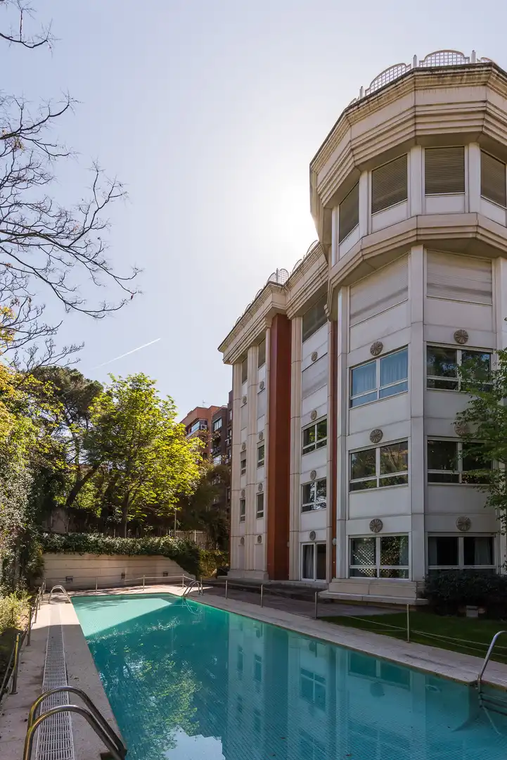 Außenansicht von Wohnung zur Miete in Madrid mit Klimaanlage, Heizung und Privatgarten