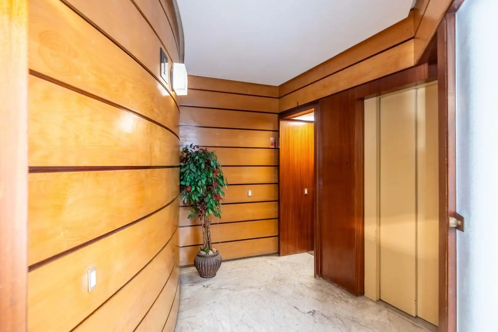 Flat for sale in Sevilla  with Air Conditioner, Private garden and Parquet flooring