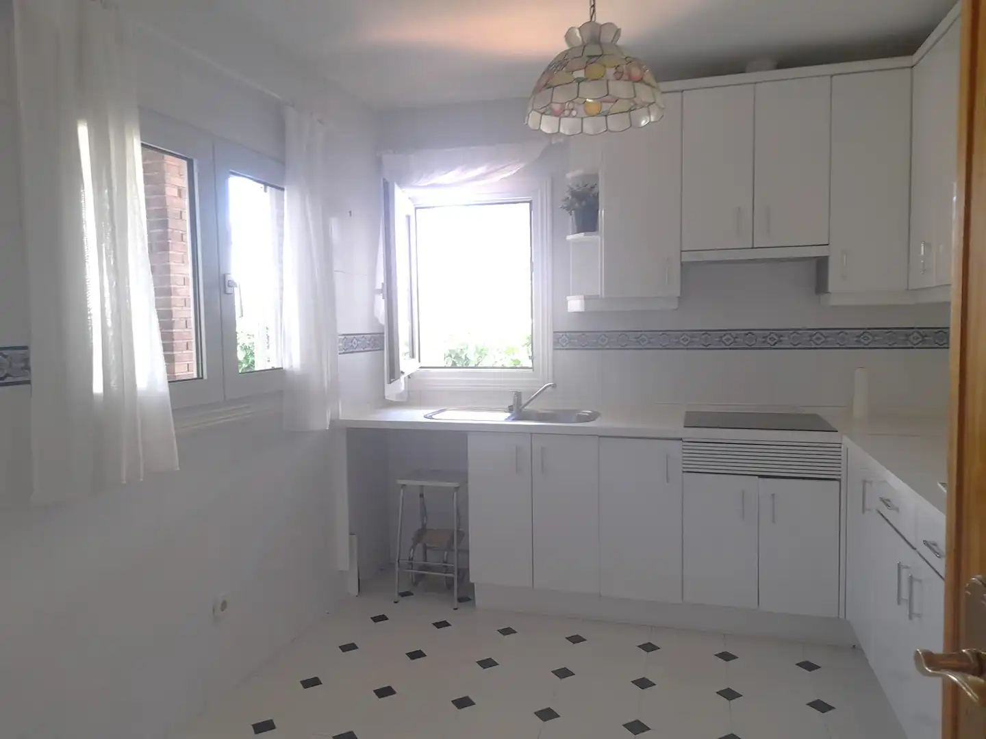 Cocina de Casa adosada en venta en Pozuelo de Alarcón con Aire acondicionado, Calefacción y Jardín privado