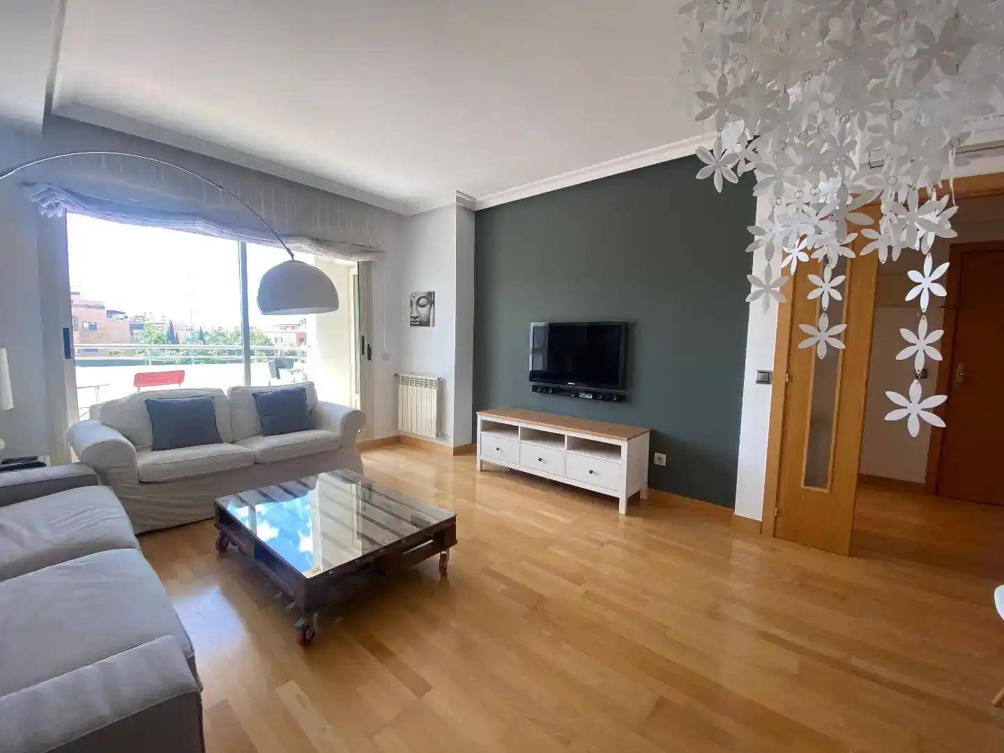 Wohnzimmer von Wohnung zur Miete in Las Rozas de Madrid mit Klimaanlage, Privatgarten und Parkett