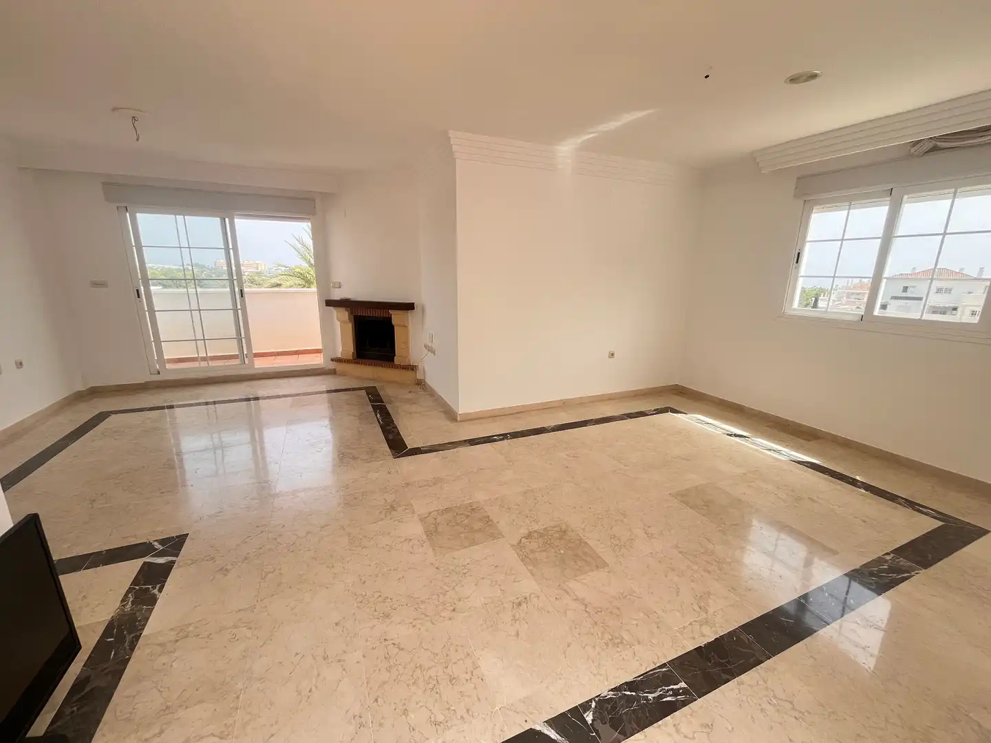 Wohnzimmer von Dachboden zur Miete in Marbella mit Klimaanlage, Terrasse und Abstellraum
