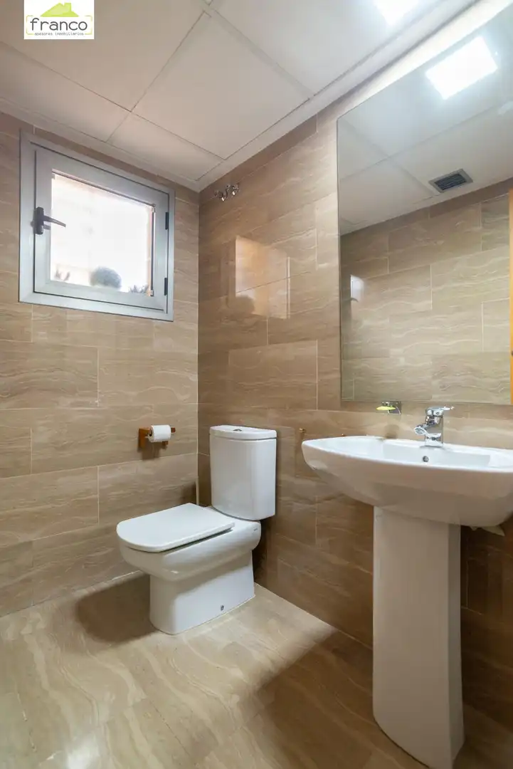 Baño de Casa adosada en venta en Murcia con Aire acondicionado, Calefacción y Jardín privado