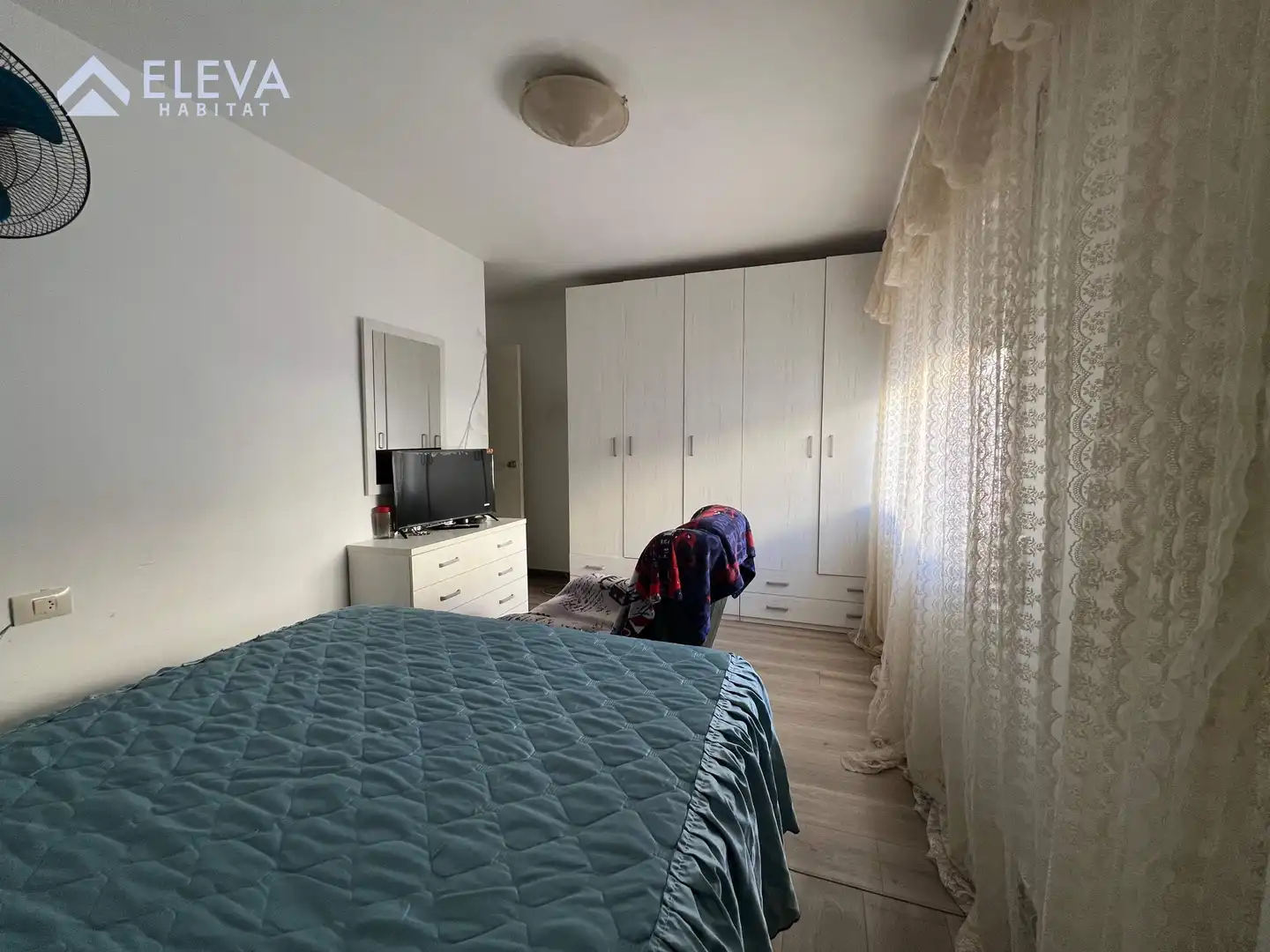 Schlafzimmer von Dachboden zum Verkauf in Lleida mit Terrasse und Balkon