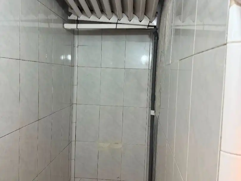 Badezimmer von Geschaftsraum zur Miete in Levante
