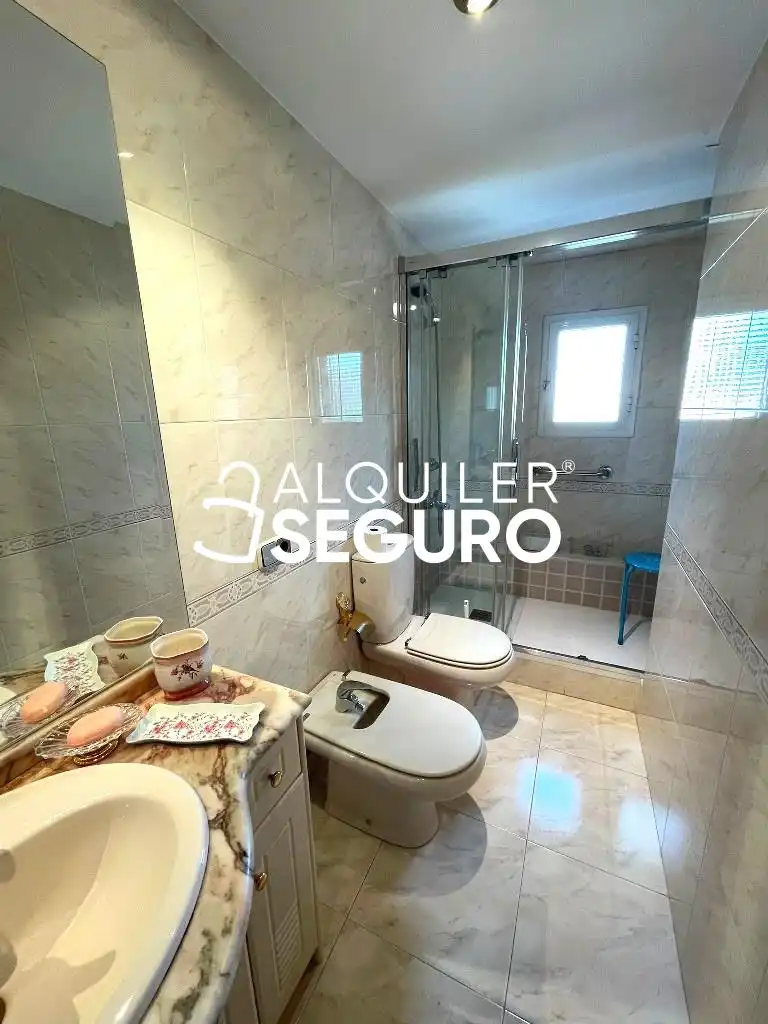 Badezimmer von Wohnung zur Miete in Madrid mit Heizung, Terrasse und Möbliert