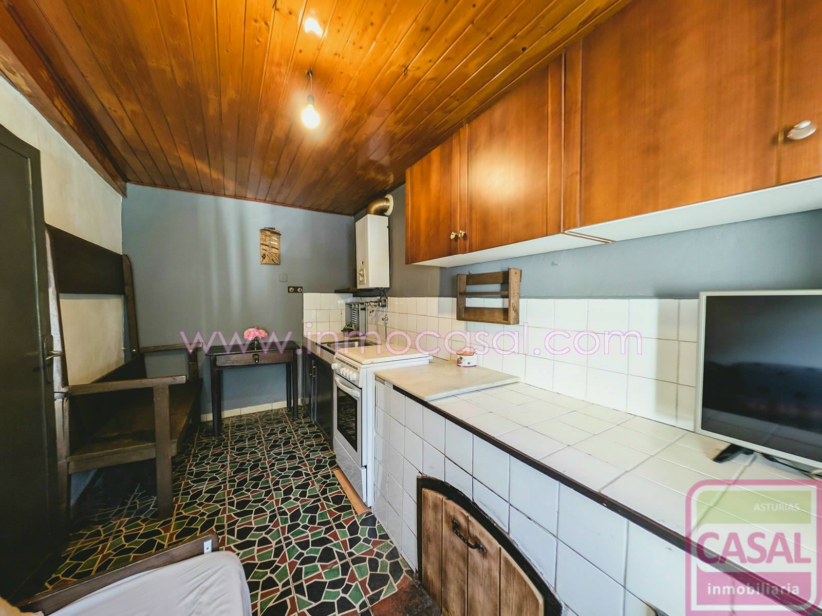 Cuina de Casa o xalet en venda en Caso amb Calefacció i Traster