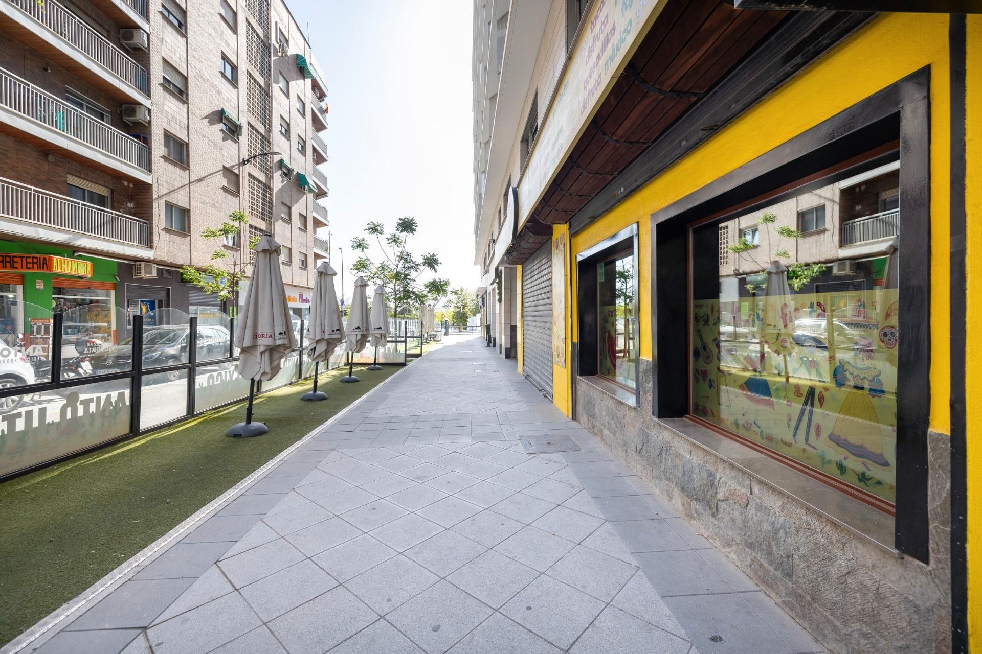 Vista exterior de Local en venda en  Granada Capital amb Terrassa