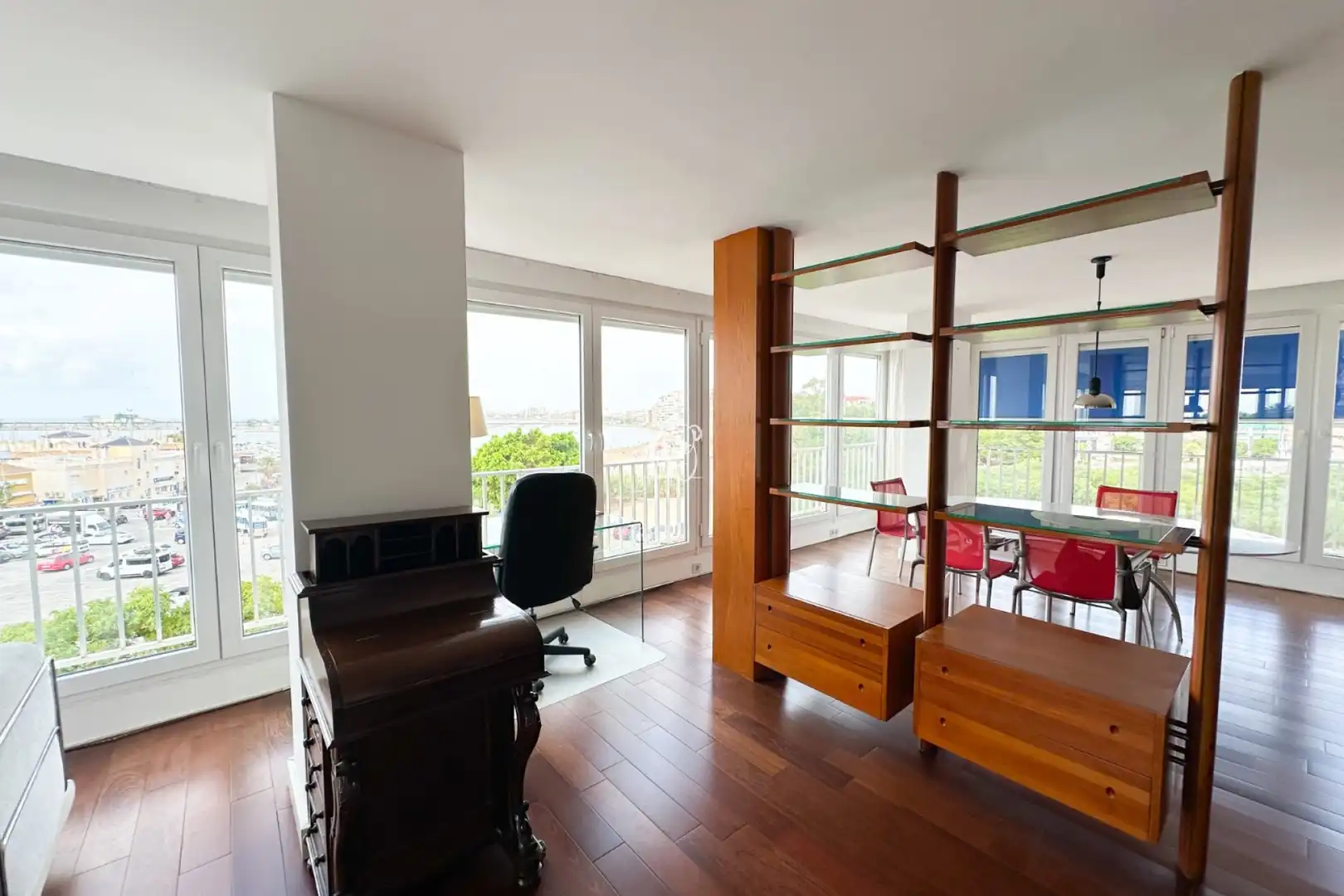 Sala de estar de Piso de alquiler en Torrevieja con Parquet, Terraza y Piscina