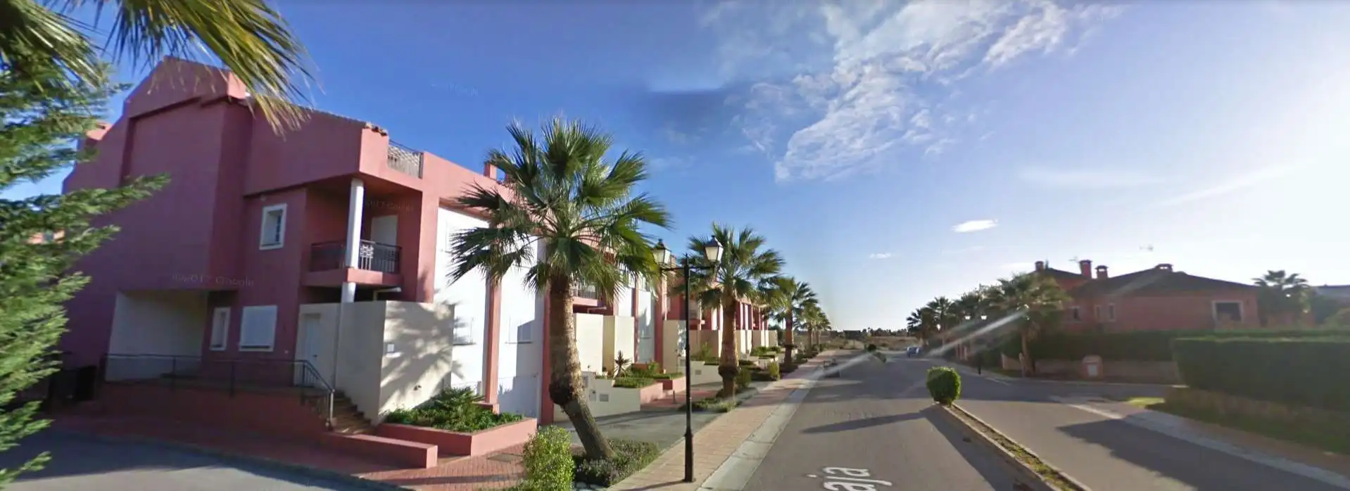 Außenansicht von Einfamilien-Reihenhaus zum Verkauf in Sotogrande mit Klimaanlage, Heizung und Privatgarten
