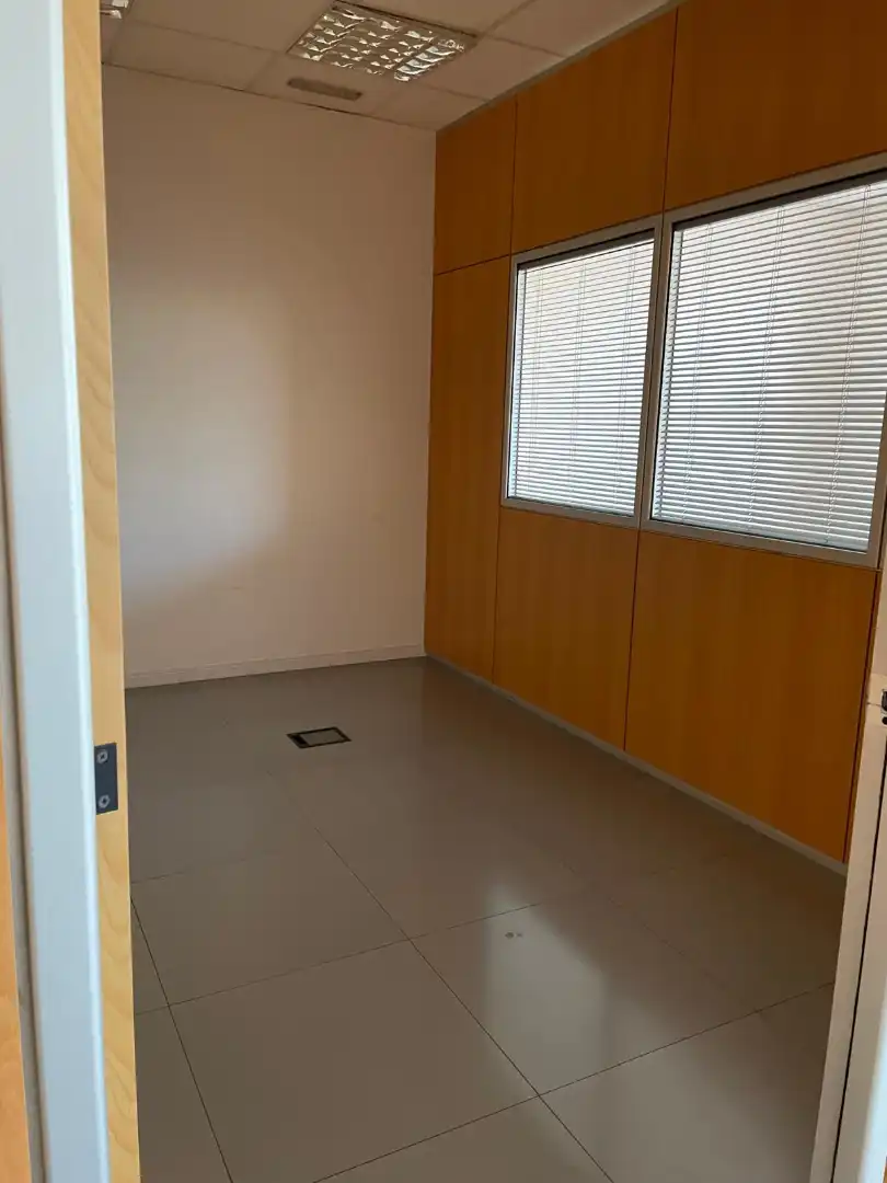 Büro zur Miete in Sant Cugat del Vallès mit Klimaanlage, Heizung und Internet