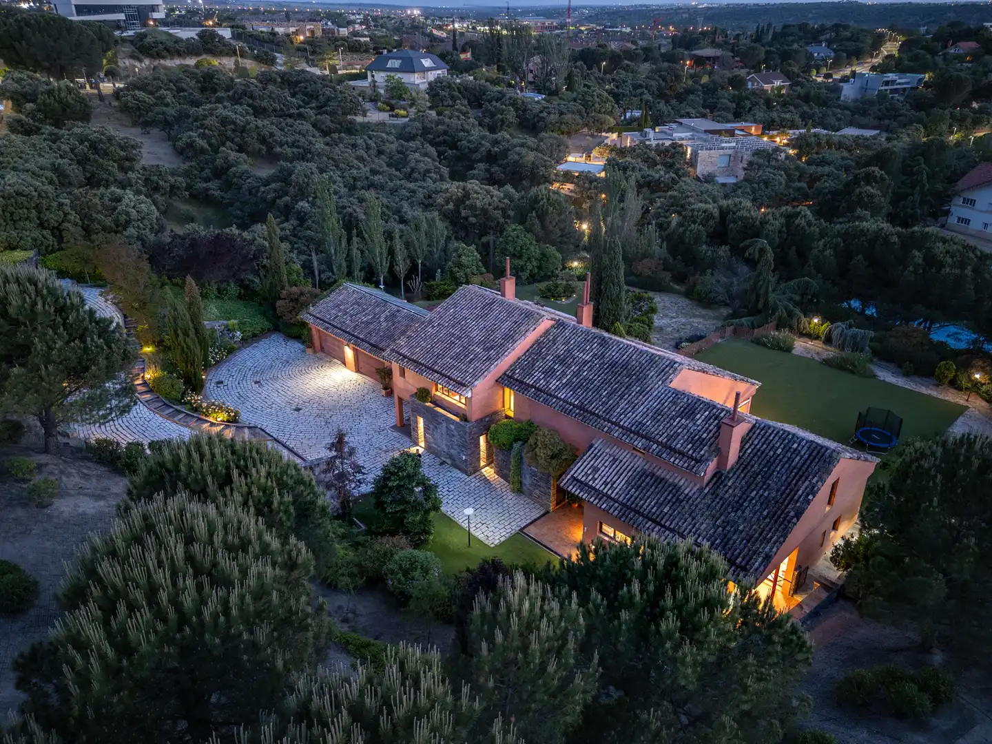 Vista exterior de Casa o xalet en venda en Las Rozas de Madrid amb Aire condicionat, Calefacció i Jardí privat