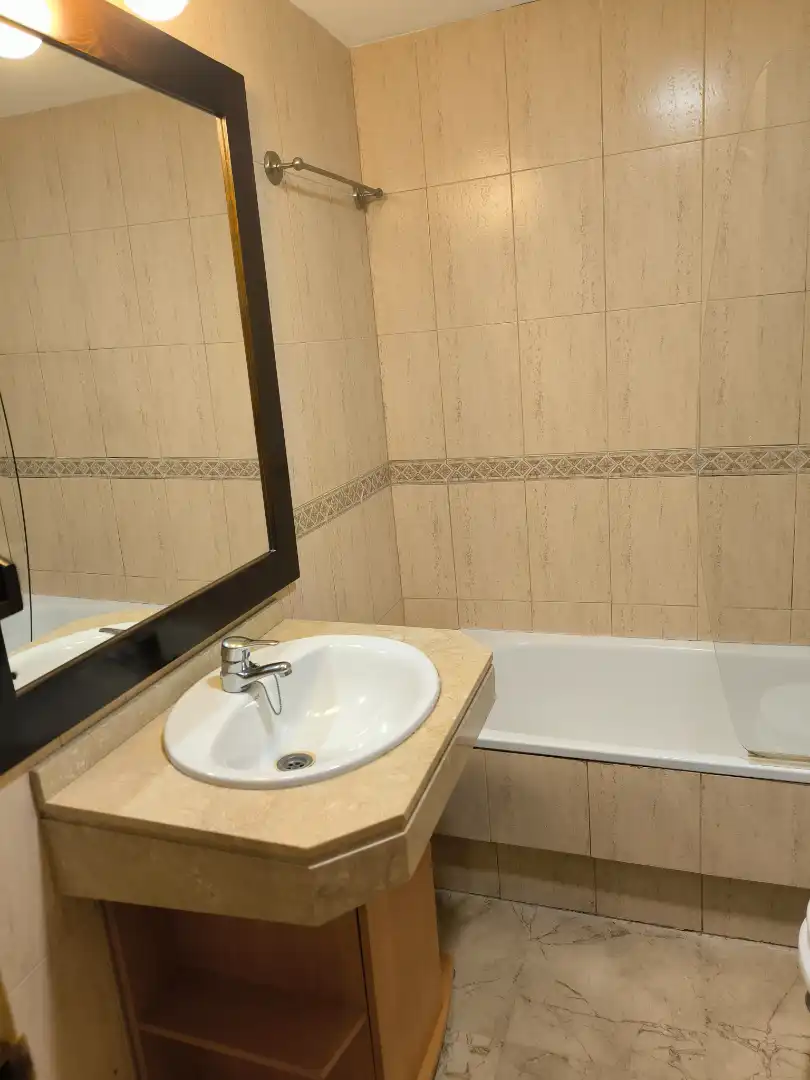 Bathroom of Flat for sale in Sevilla  with Air Conditioner, Heating and Terrace