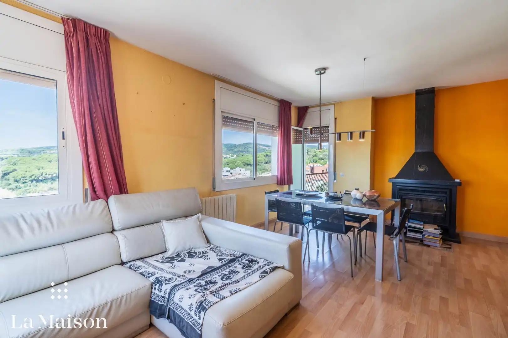 Sala d'estar de Casa o xalet en venda en Arenys de Mar amb Jardí privat, Terrassa i Traster