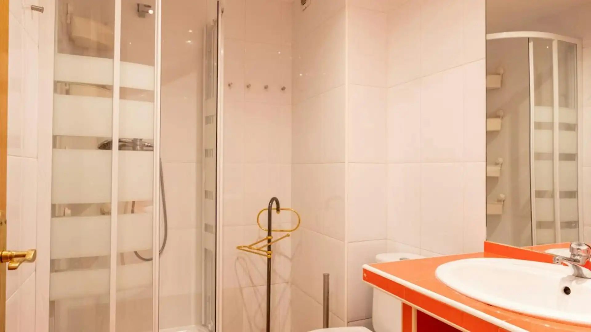 Bathroom of Flat for rent in Madrid  with Heating, Furnished and Washing machine