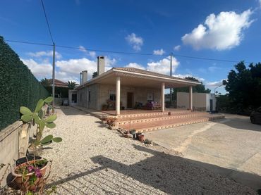 Casa rústica amb piscina en venda a Crevillent