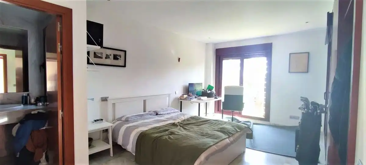 Schlafzimmer von Haus oder Chalet zum Verkauf in Benahavís mit Klimaanlage, Heizung und Privatgarten