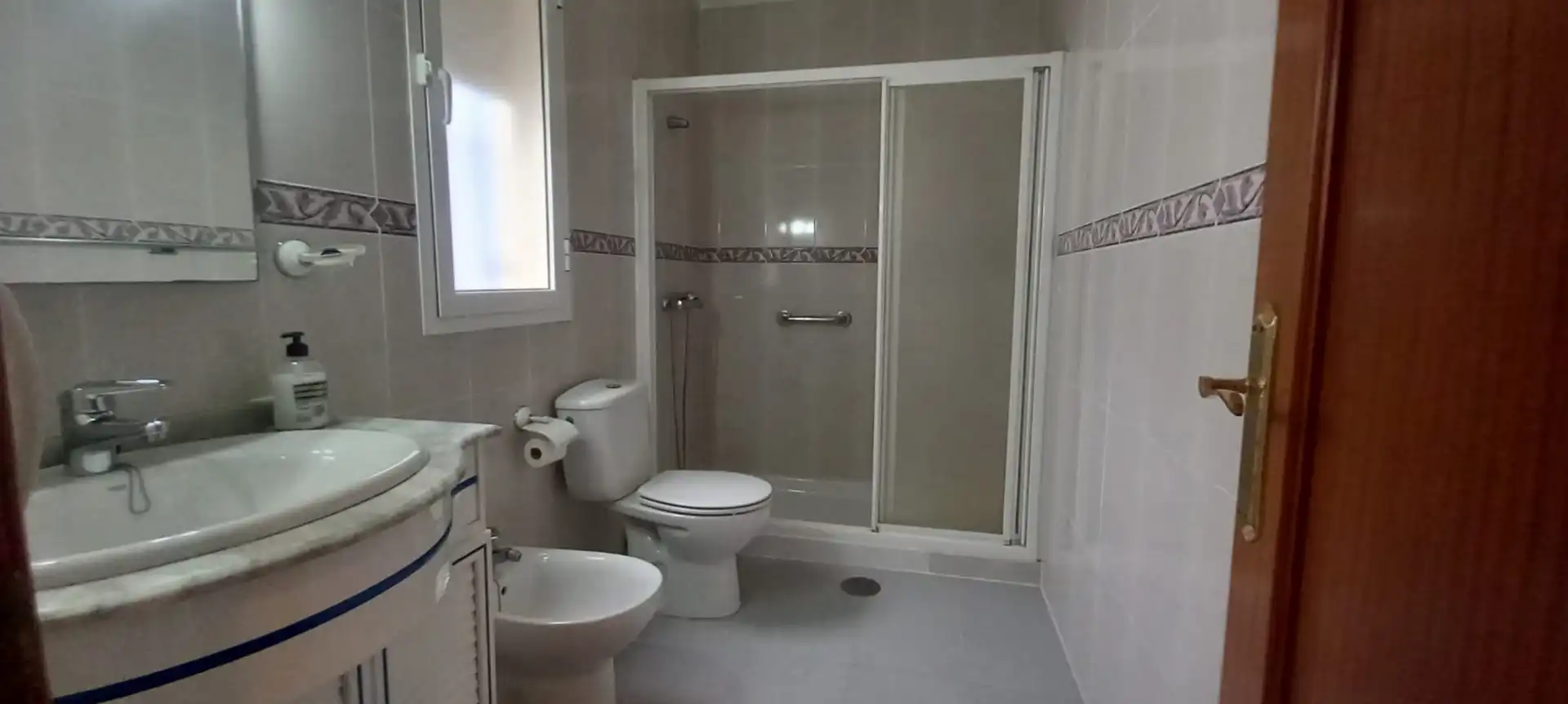 Baño de Casa adosada en venta en Mairena del Aljarafe con Aire acondicionado, Calefacción y Terraza