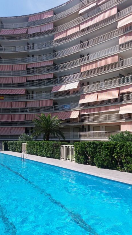 Vista exterior de Apartament en venda en Gandia amb Jardí privat, Alarma i Piscina comunitària