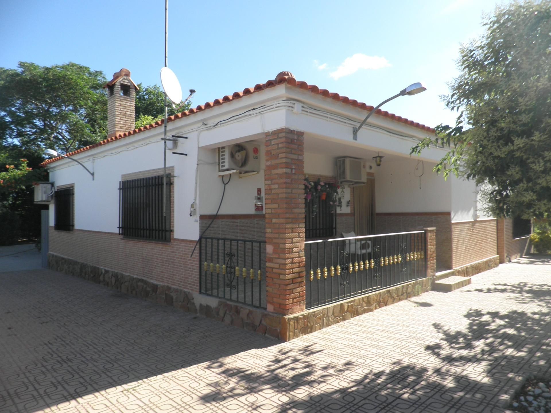 Vista exterior de Casa o xalet en venda en Argamasilla de Calatrava amb Aire condicionat, Calefacció i Piscina