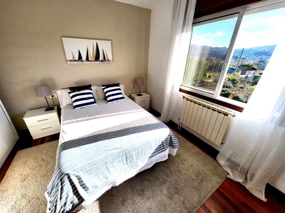 Dormitori de Casa o xalet en venda en Vigo  amb Calefacció, Jardí privat i Parquet