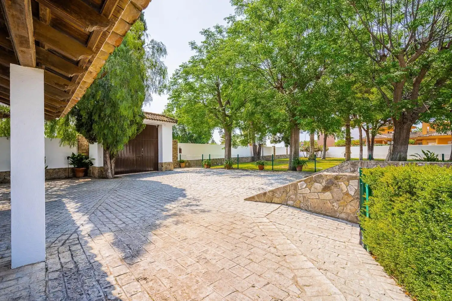 Exterior view of Houses for sale in Chiclana de la Frontera  with Air Conditioner, Private garden and Storage room
