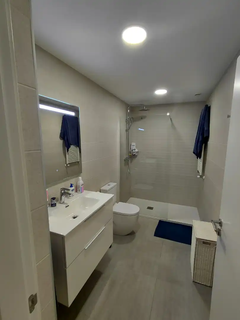 Badezimmer von Wohnung zum Verkauf in Oleiros mit Heizung, Privatgarten und Parkett