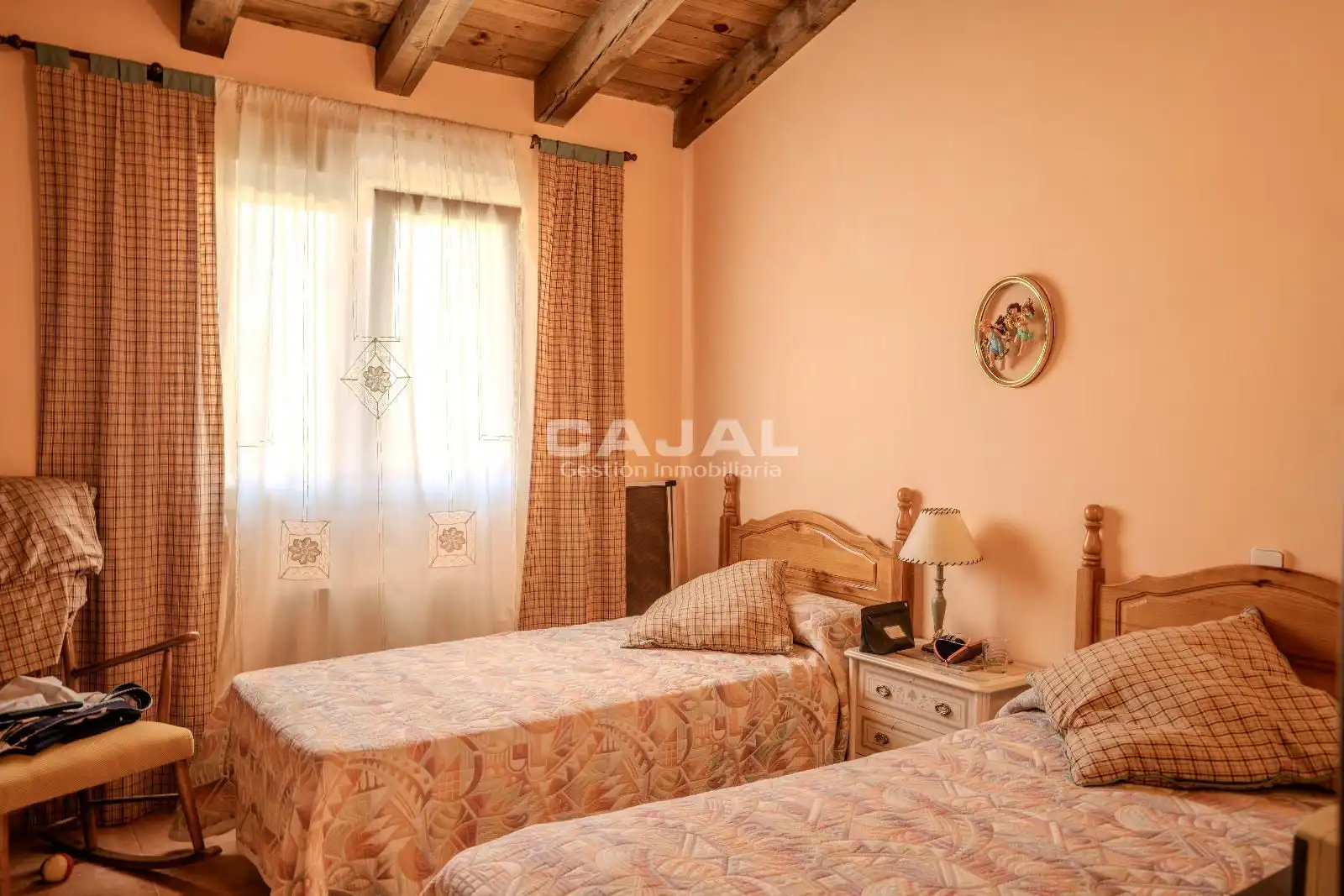 Habitación de Casa adosada en venta en Riaza con Calefacción y Jardín privado