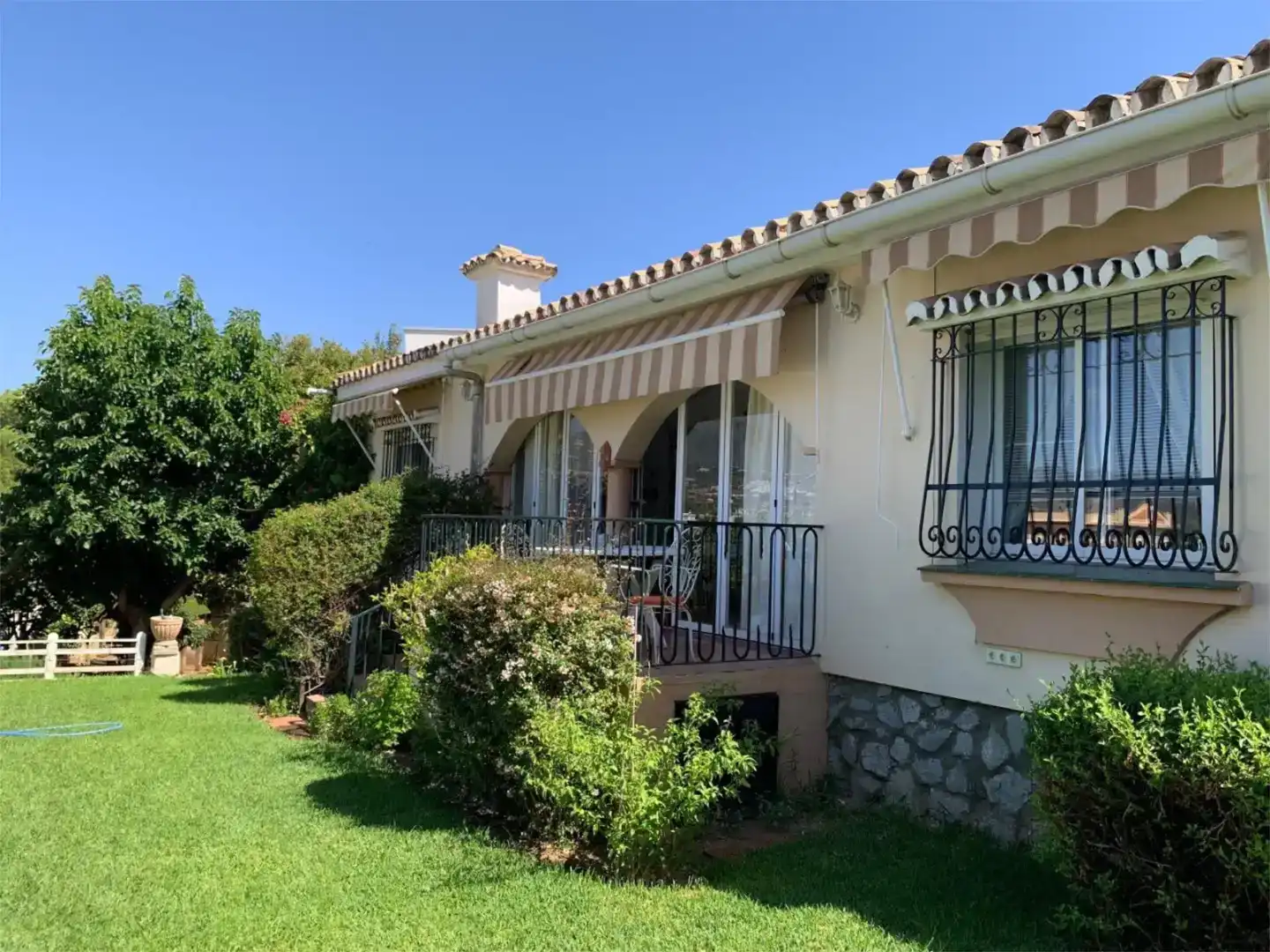 Vista exterior de Casa o xalet en venda en Marbella amb Aire condicionat, Piscina i Balcó