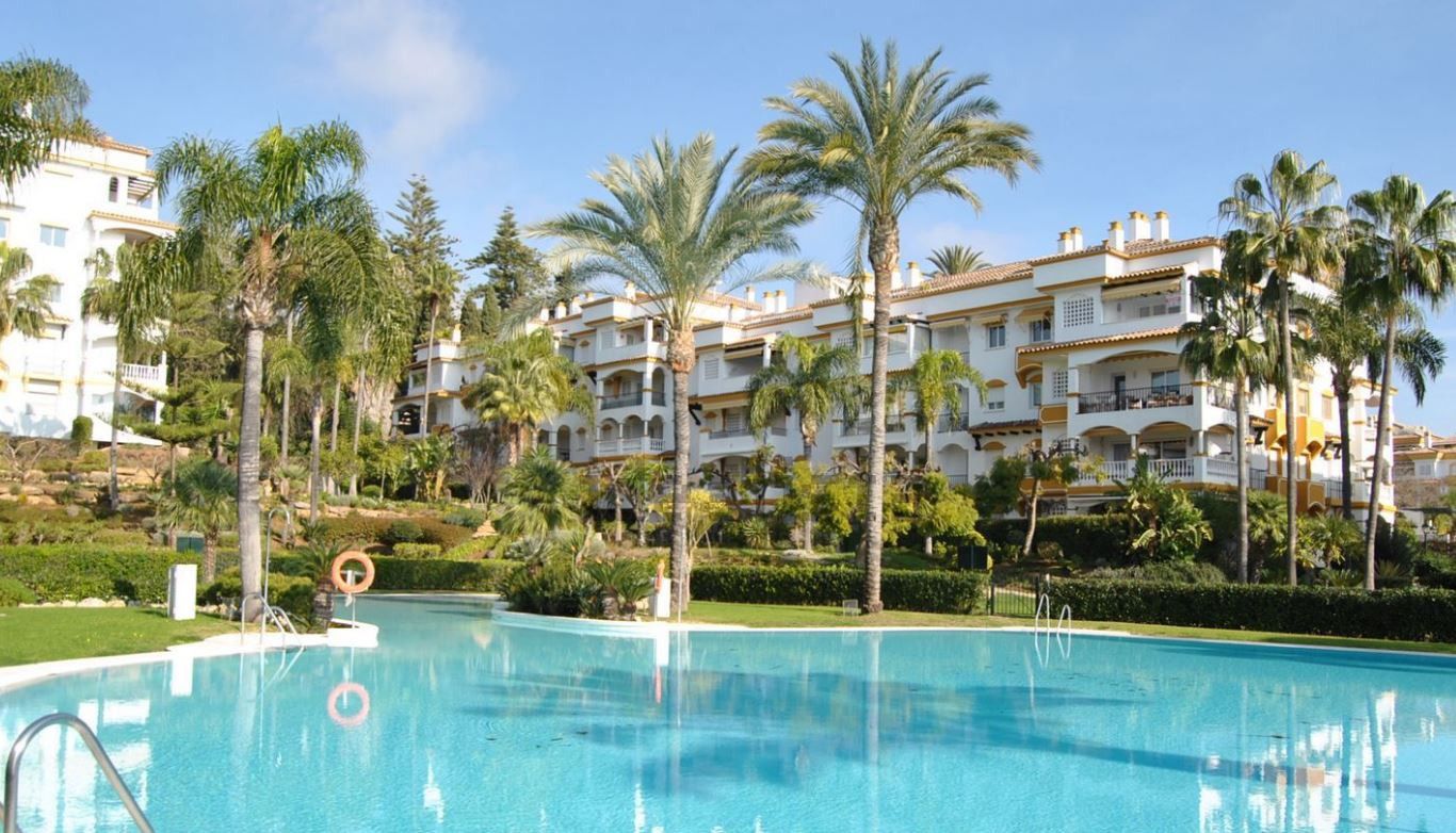 Exterior view of Attic to rent in Marbella  with Air Conditioner, Terrace and Storage room