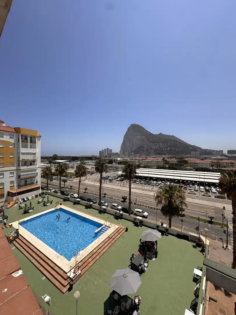 Vista exterior de Piso para compartir en La Línea de la Concepción con Aire acondicionado, Parquet y Piscina