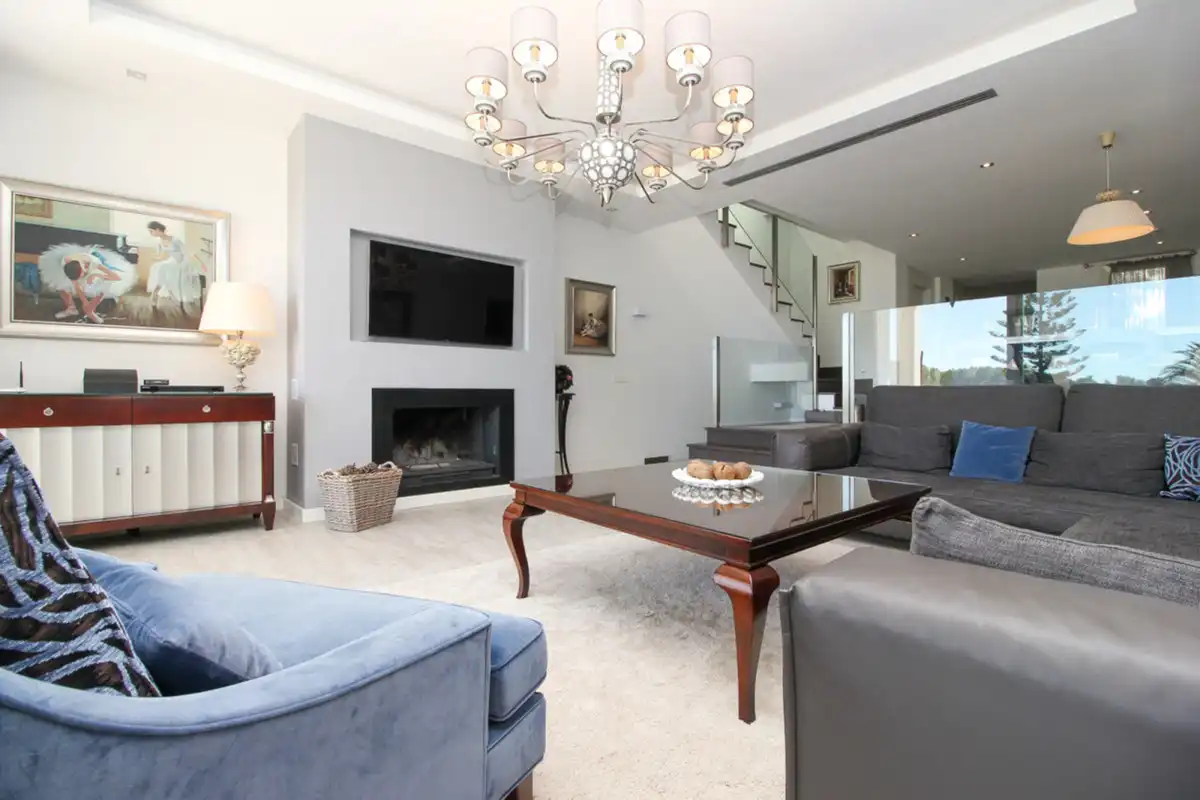 Sala d'estar de Casa adosada de lloguer en Marbella amb Aire condicionat, Terrassa i Piscina