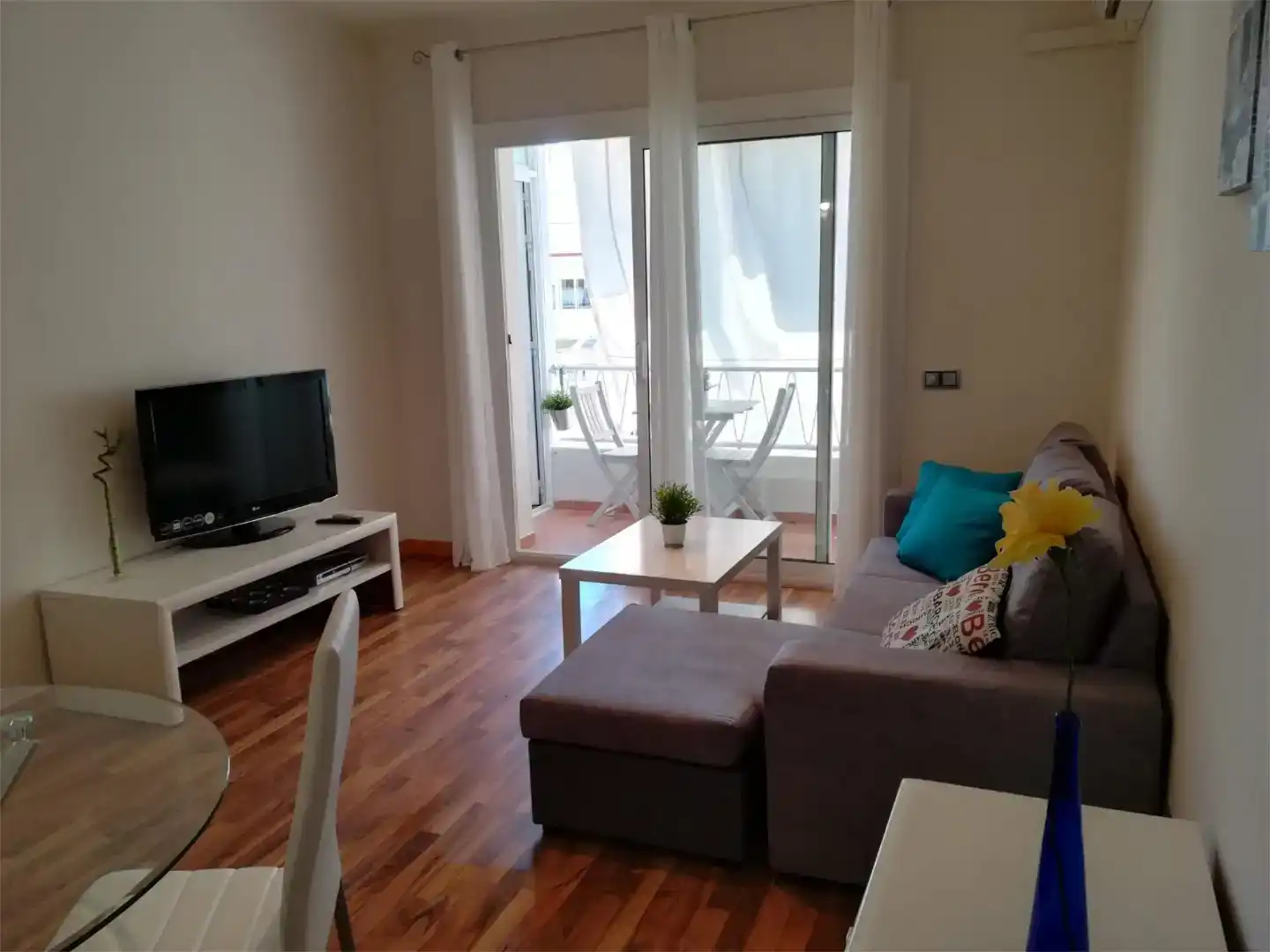 Sala d'estar de Pis de lloguer en Vilanova i la Geltrú amb Aire condicionat, Parquet i Moblat